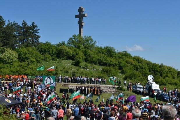 С вой на сирени и звън на камбани почитаме паметта