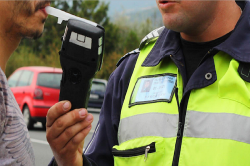 Служители на реда са хванали пиян шофьор да управлява Мерцедес