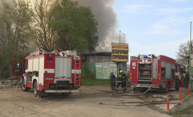 Голям пожар е бушувал в депо за вторични суровини в
