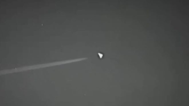 Изследовател е забелязал мистериозен самолет с форма на НЛО летящ