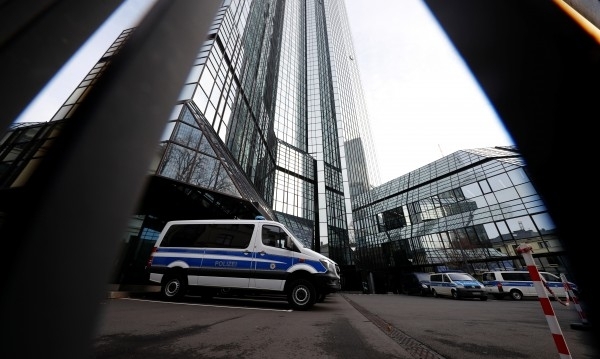 Централата на Дойче банк Deutsche Bank във Франкфурт бе обискирана