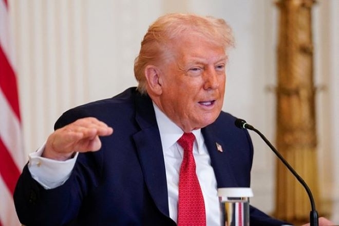 Американският президент Доналд Тръмп обяви че ще наложи допълнителни 10