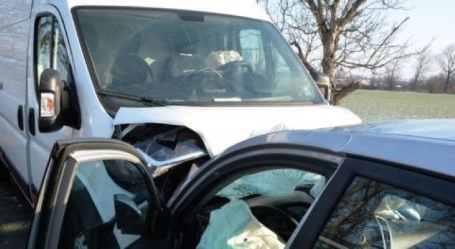 Шофьор на бус се блъсна в паркирана кола в Мездра