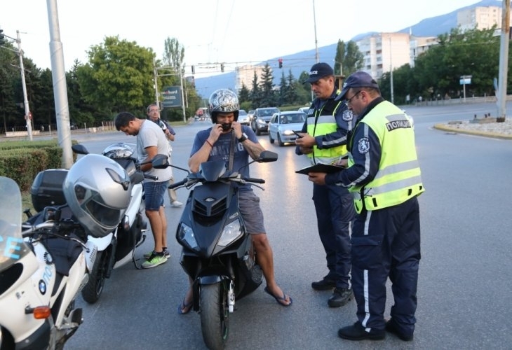 Полицаи заловиха младеж с нередовен скутер във Враца съобщиха от областната