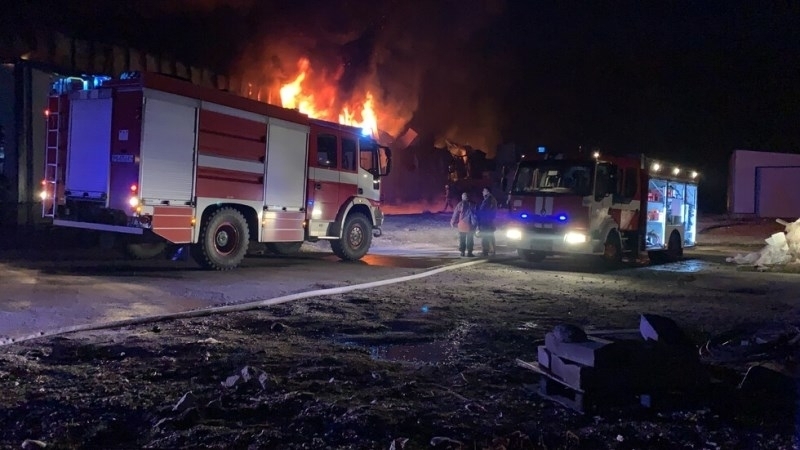 Голям пожар е унищожил къща и лек автомобил в Мизия