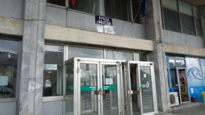 Заловиха вандала счупил стъклата на павилион на жп гарата във