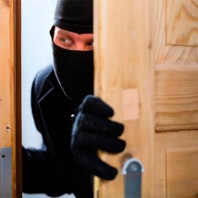 Крадец влязъл в дома на нищонеподозиращ мъж и задигнал немалка