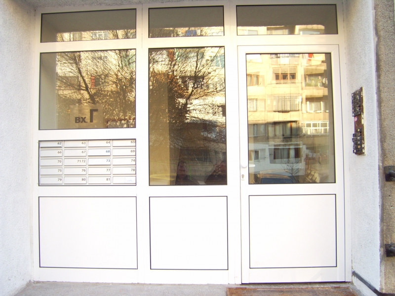 Нагла кражба е извършена от стълбището на жилищен блок съобщават