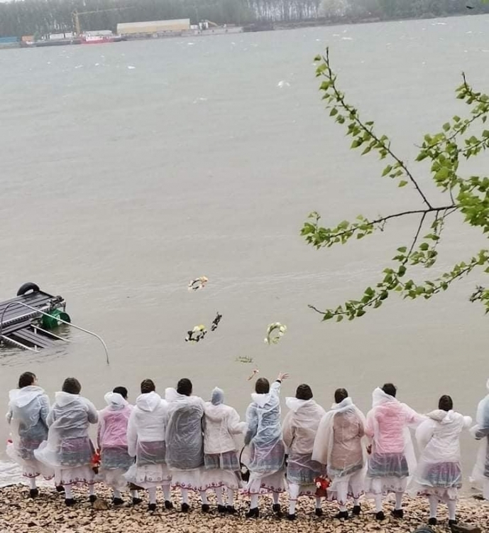 В събота на Лазаровден в двора на Възрожденски храм Свети