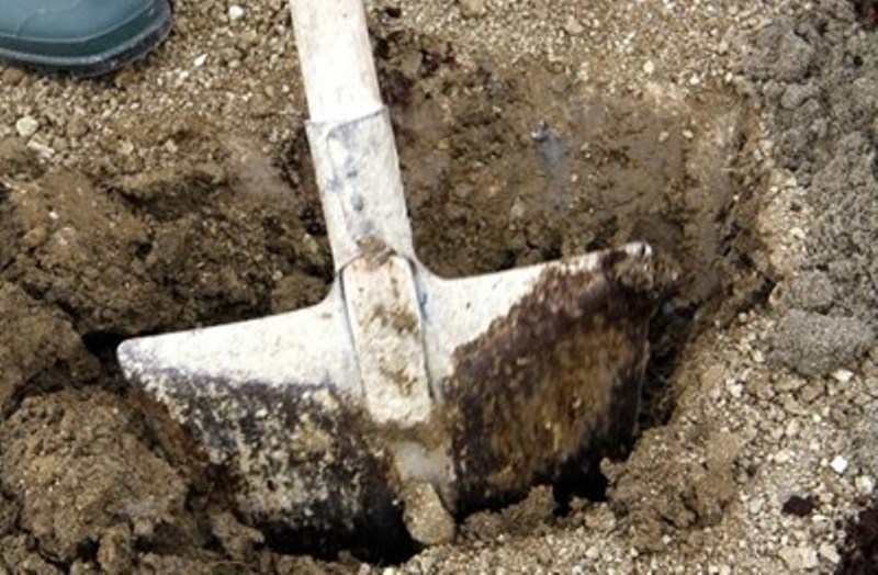 Затворници които са били в отпуск са откопали гроб за