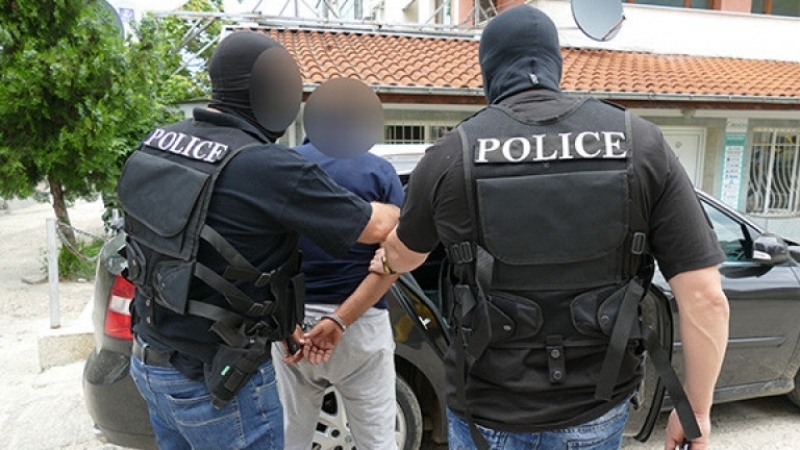 Девет от задържаните за рекет изнудване и разпространение за наркотици