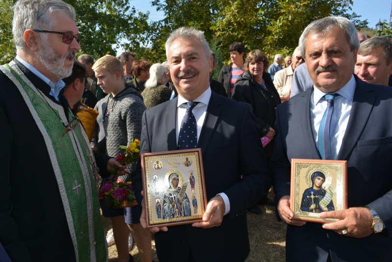 Хората от Смоляновци посрещнаха празника си Петковден в църква с