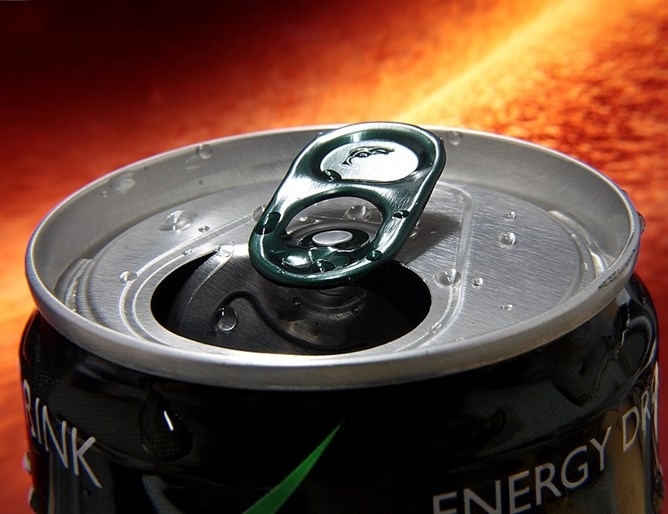 Британското правителство иска да забрани продажбата на енергийни напитки на