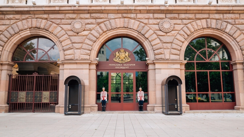 Депутатът Деница Сачевапристигна като единствен представител на ГЕРБ СДС на