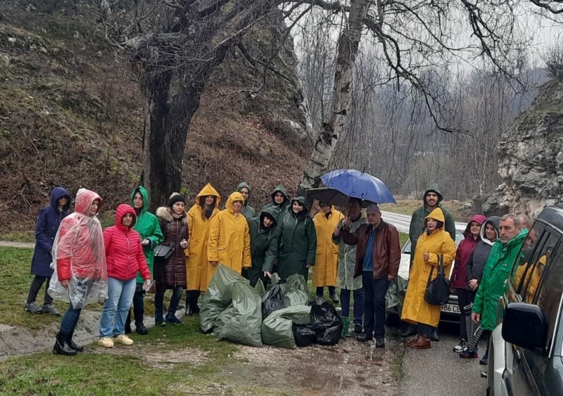 Служители от Регионална инспекция по околна среда и водите Враца