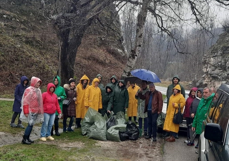 Служители от Регионална инспекция по околна среда и водите -