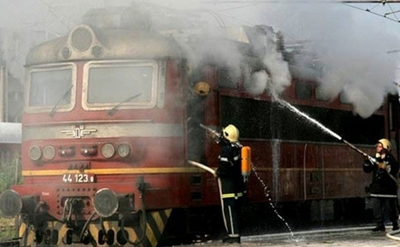 Самозапалил се е електрически локомотив на пътнически влак съобщават от полицията