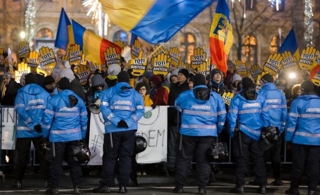 Продължават протестите в Румъния Над десет хиляди души отново излязоха