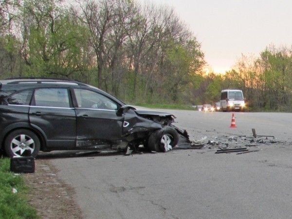 Катастрофа между два леки автомобила затвори пътя през прохода Петрохан