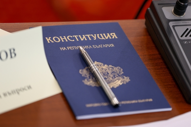 Окончателно: Парламентът прие промените в Конституцията