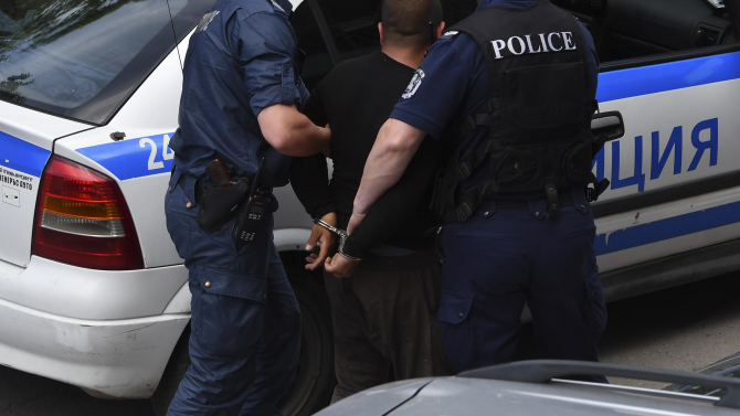 Полицейски служители са хванали мъж, обявен за международно издирване, съобщиха