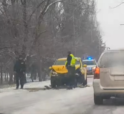 Меле на пътя! Жесток сблъсък между кола и такси в Монтана, има ранени хора /снимки/
