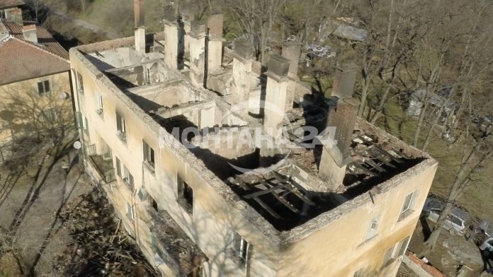 Появиха се първи снимки от големия пожар в жилищен блок