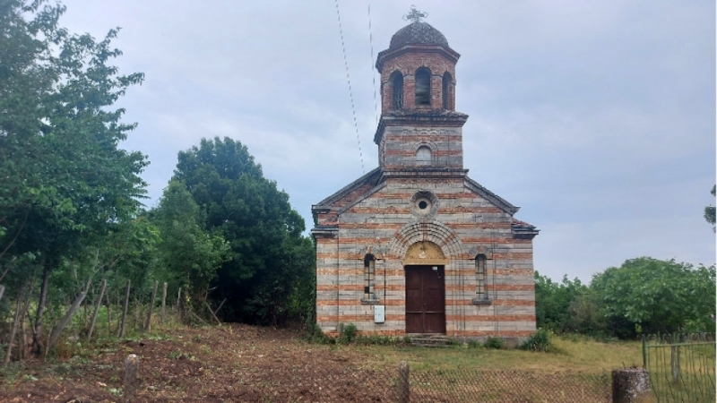 Дворът на църквата Св ап Петър и Павел във видинското