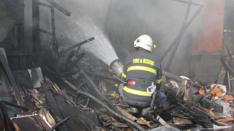 Огромен пожар лумна във вила в „Садовете“ край Лом, 3 екипа огнеборци се бориха с пламъците