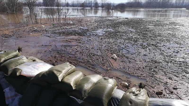 С няколко сантиметра вече е спаднало нивото на водата в