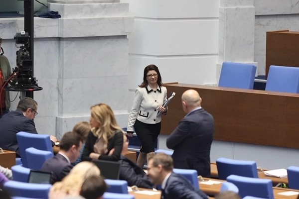 Депутатите одобриха кандидатурите на Десислава Атанасова и Борислав Белазелков за