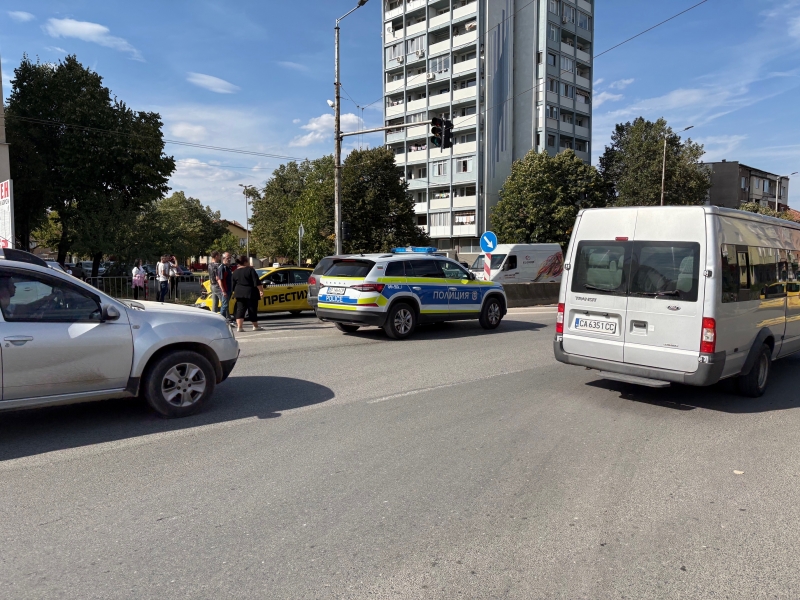Катастрофа затруднява движението на натоварено кръстовище във Враца видя първо