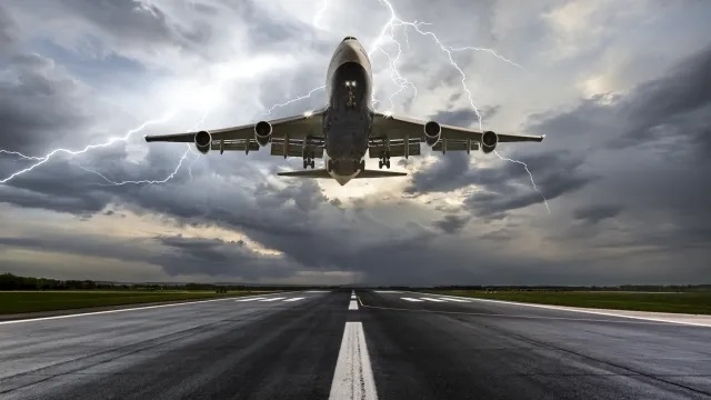 Пилоти са успели да приземят извънредно самолет поразен от мълния