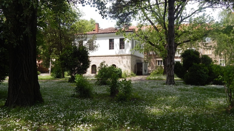 Започва облагородяването на пространството пред Центъра за обучение изкуство и култура