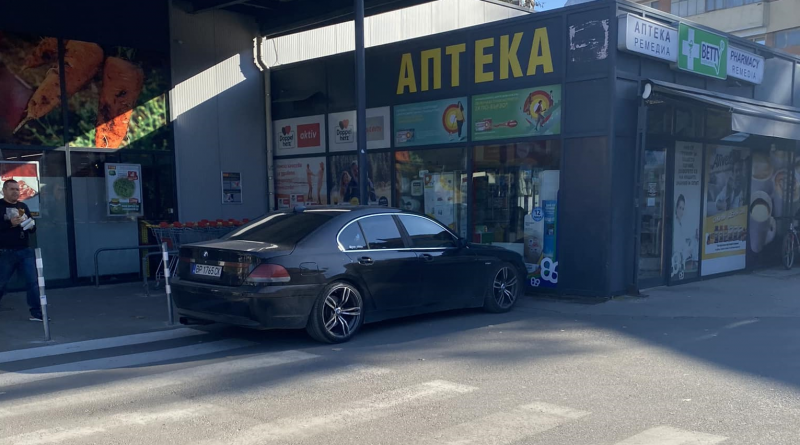 Шофьор на БМВ вбеси врачани с наглото си паркиране научи