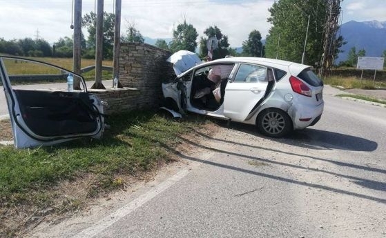 Кола се е блъснала в бетонна стена в Берковица съобщиха