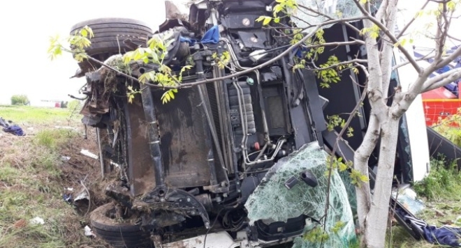 Пиян шофьор на ТИР е бутнал оградата на къща в