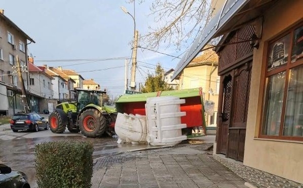 Трактор с ремарке е катастрофирал в Мездра научи агенция BulNews