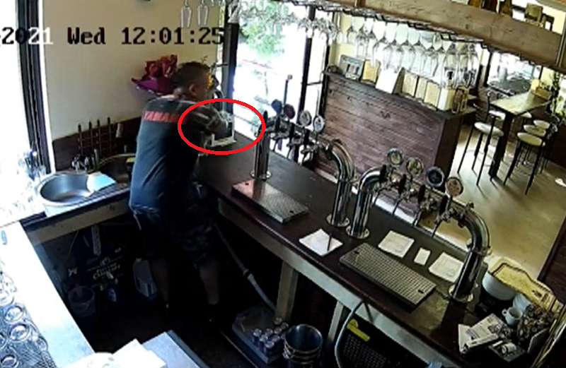 Мъж открадна пари от кутия за дарения в заведение в