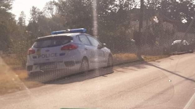 Полицейски служители са установили водача който помете стълб в село