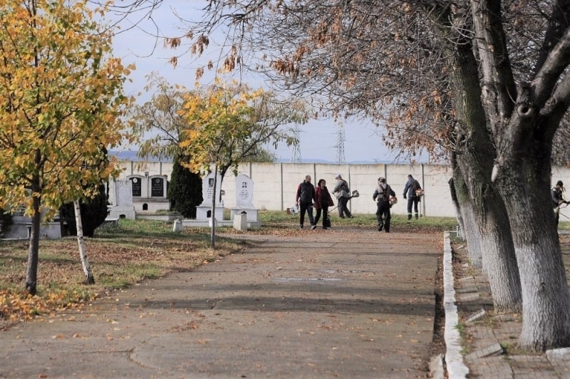 Преди една от трите най големи задушници през годината започна почистване