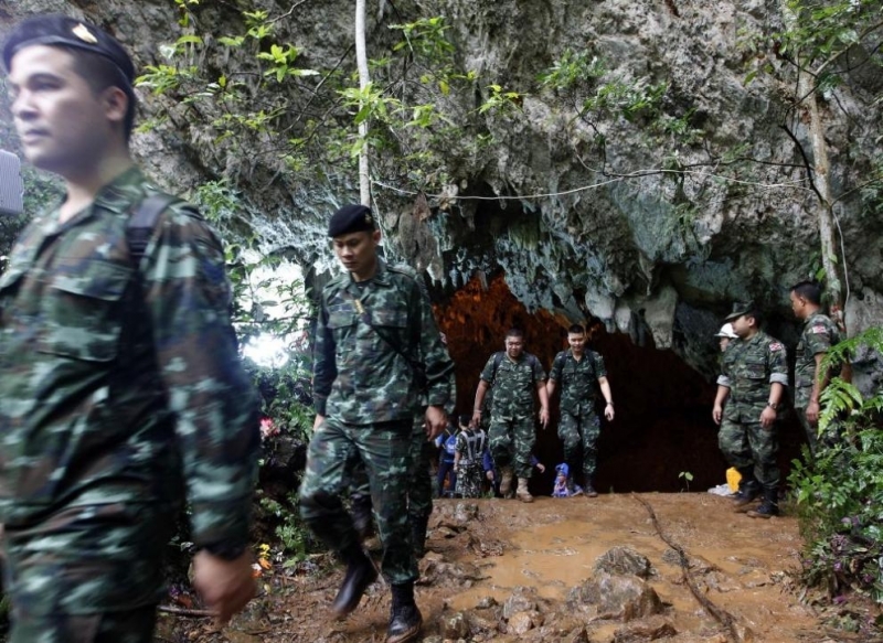 Търсенето на изчезналите футболисти от младежки отбор блокирани в пещера
