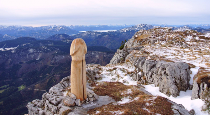 Леко стряскаща и предизвикателна изненада чака туристите които стигат до