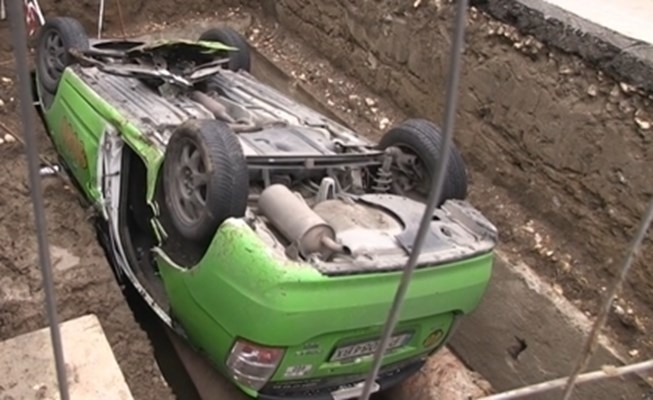 Автомобил пропадна в двуметров изкоп в Русе. Около 21.20 часа