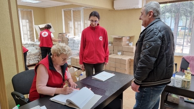 БЧК раздава хранителни пакети във Врачанско, интересът е голям