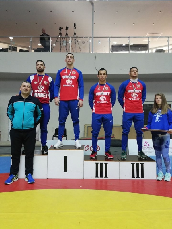 "Ботев 93"/Враца/ взе 9 медала от първенството по борба /снимки/