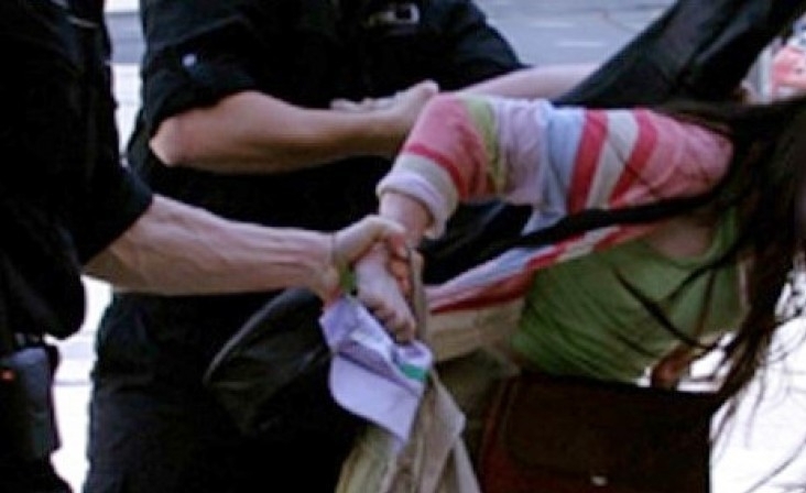 Ловка крадла задигна дрехи от магазин в Мездра съобщиха от