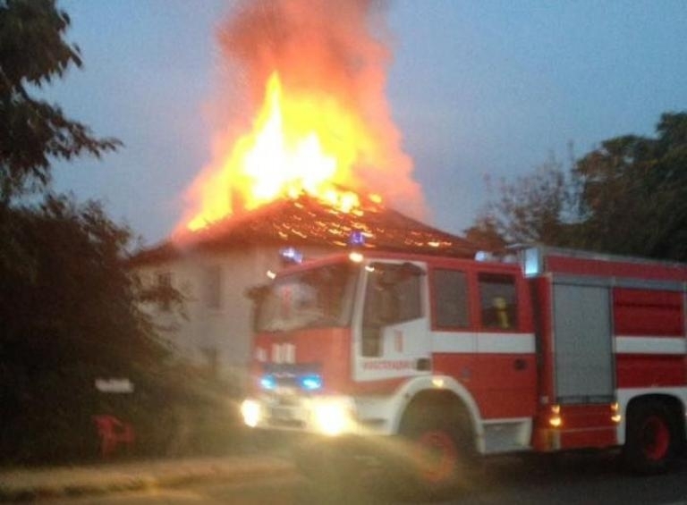 Къща на възрастни хора е горяла във врачанското село Лесура
