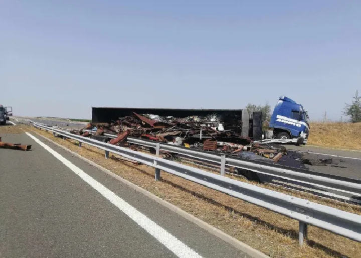 Тежка катастрофа затвори и в двете посоки магистрала Тракия край Карнобат