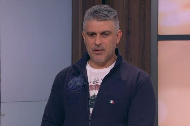 В парламентарната зала е пълно с хора с комплекс за